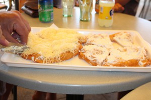 Langos mit Käse und Saurer Sahne