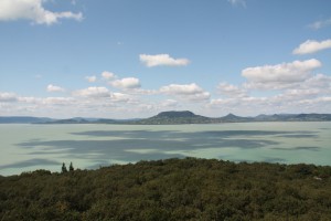 Blick über den See auf Badascony